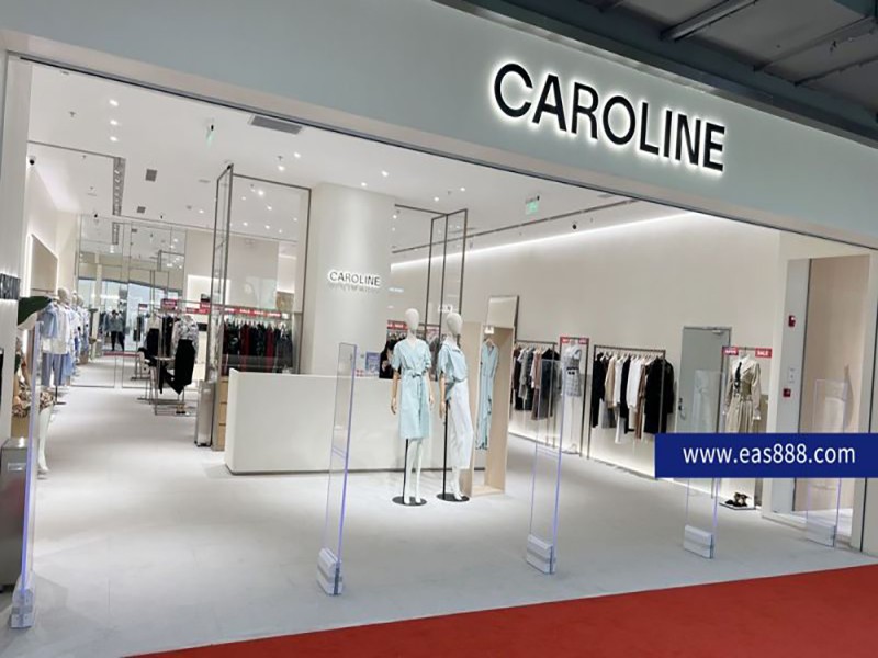 ร้านขายเสื้อผ้า CAROLINE ติดตั้งอุปกรณ์ป้องกันขโมยเสื้อผ้า Cubic Beauty AM9800