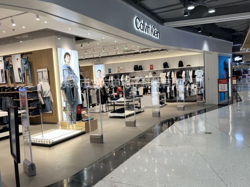 ร้านขายเสื้อผ้า Calvin Klein ติดตั้งอุปกรณ์ป้องกันการโจรกรรมเสื้อผ้า Cubic Beauty AM7806